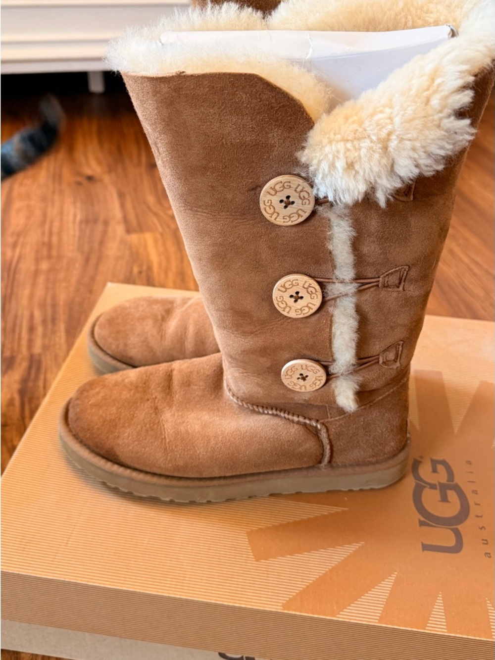 UGG Bailey Button Triplet Chestnut - Picture 2 of 7